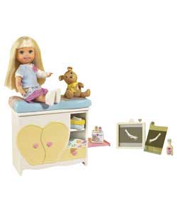 Help Shelly; doll care for her bruise! Comes with an examination table, pretend x-ray machine,