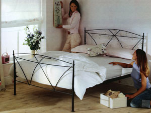 Silentnight- Fever- 4FT 6&quot; Double Metal Bedstead with Miracoil Mattress
