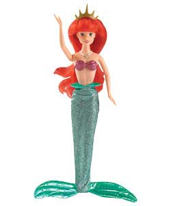 Ariel loves to sing.Press the shell on her neck and listen to her beautiful mermaid voice.She even
