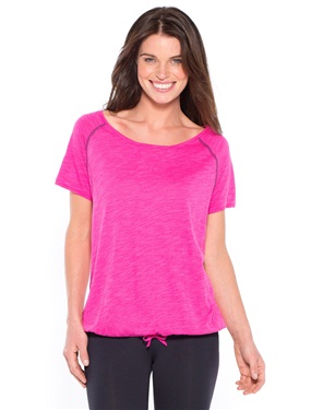 This softly draping T-shirt offers you great freedom of movement and is ideal for the gym! It features a drawstring waist to adapt to your waistband and flatter the fuller figure. It has a round scoop neckline with a pretty V-shape inset. Stitched ba