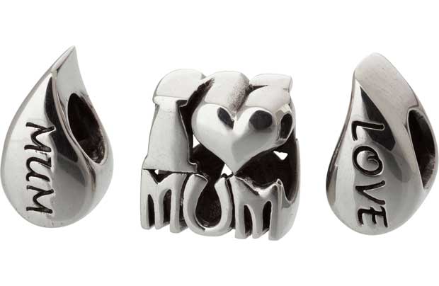 This set of charms is the perfect way to show your mum how much you love her. The 3D heart designs which read I love mum