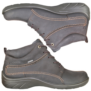 A Waterproof boot from Ecco. Features Gore-Tex uppers, padded collar and pull-on tab to aid fit.