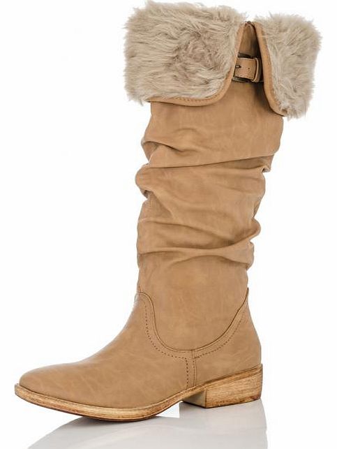 These cute boots feature a faux fur trim at the opening. In a faux leather outer, the flat boots are ideal for autumn strolling. Complete the look with a fur coat and accessories. - Flat sole - Half length side zip fasten - Buckle feature - Faux fur 