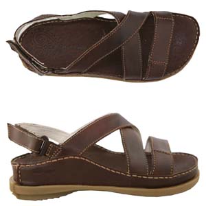 A sturdy sandal from Hush Puppies. Features Velcro fastening strap to the heel, raised foot bed and 