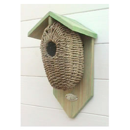 Designed for little wrens to make their home in these nesting bags are made from seagrass and come