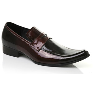 Patent leather mens loafer with pointed toe. The Xkai mens formal shoe has a graduated metallic burg