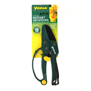 These lightweight ratchet secateurs are designed to make cutting old woody stems easier. The ratchet