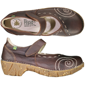 A Mary-Jane style from El Natura Lista. With a Velcro fastening strap, decorative cream stitching an