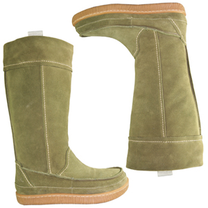 A casual knee high boot from Hush Puppies. Features warm fleece lining, visible stitching and conven