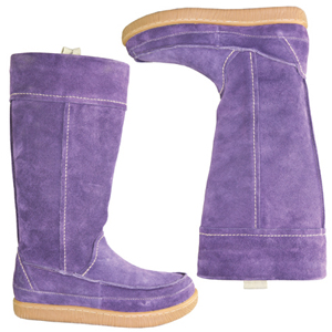 A casual knee high boot from Hush Puppies. Features warm fleece lining, visible stitching and conven